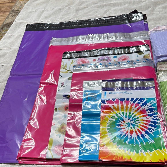 100 Piece Bundle of Poly Mailers & Bubble Mailers Assorted Sizes & Colors NWOT - Picture 4 of 12